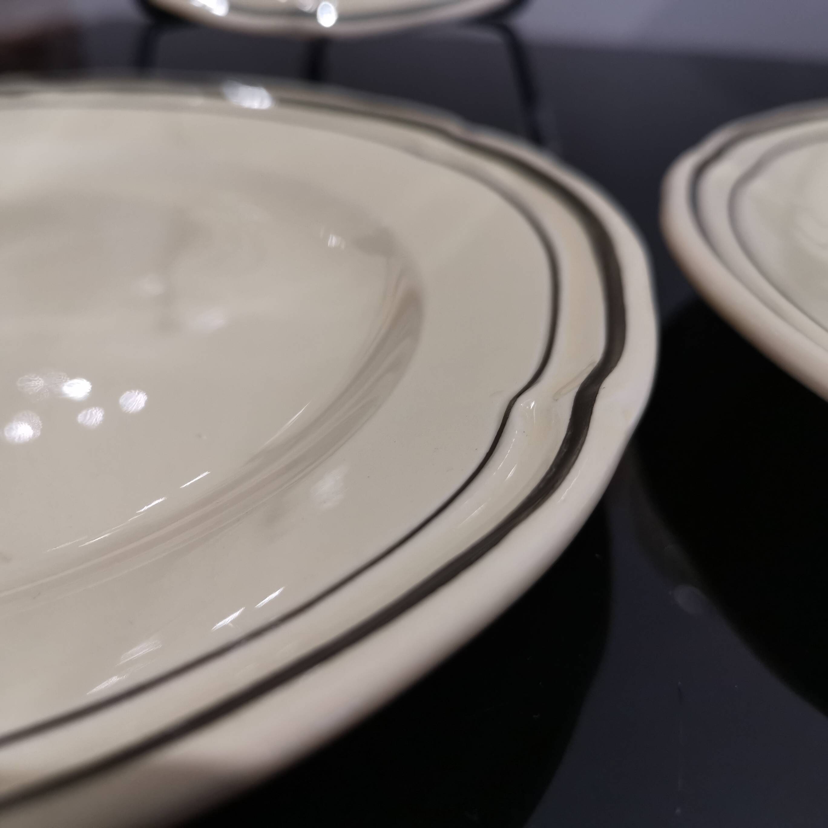 6 assiettes à desserts vintage écru liseré doré porcelaine Niderviller modèle Amiens