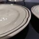 6 assiettes à desserts vintage écru liseré doré porcelaine Niderviller modèle Amiens