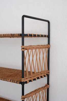 Shelf in braided rattan and black metal
