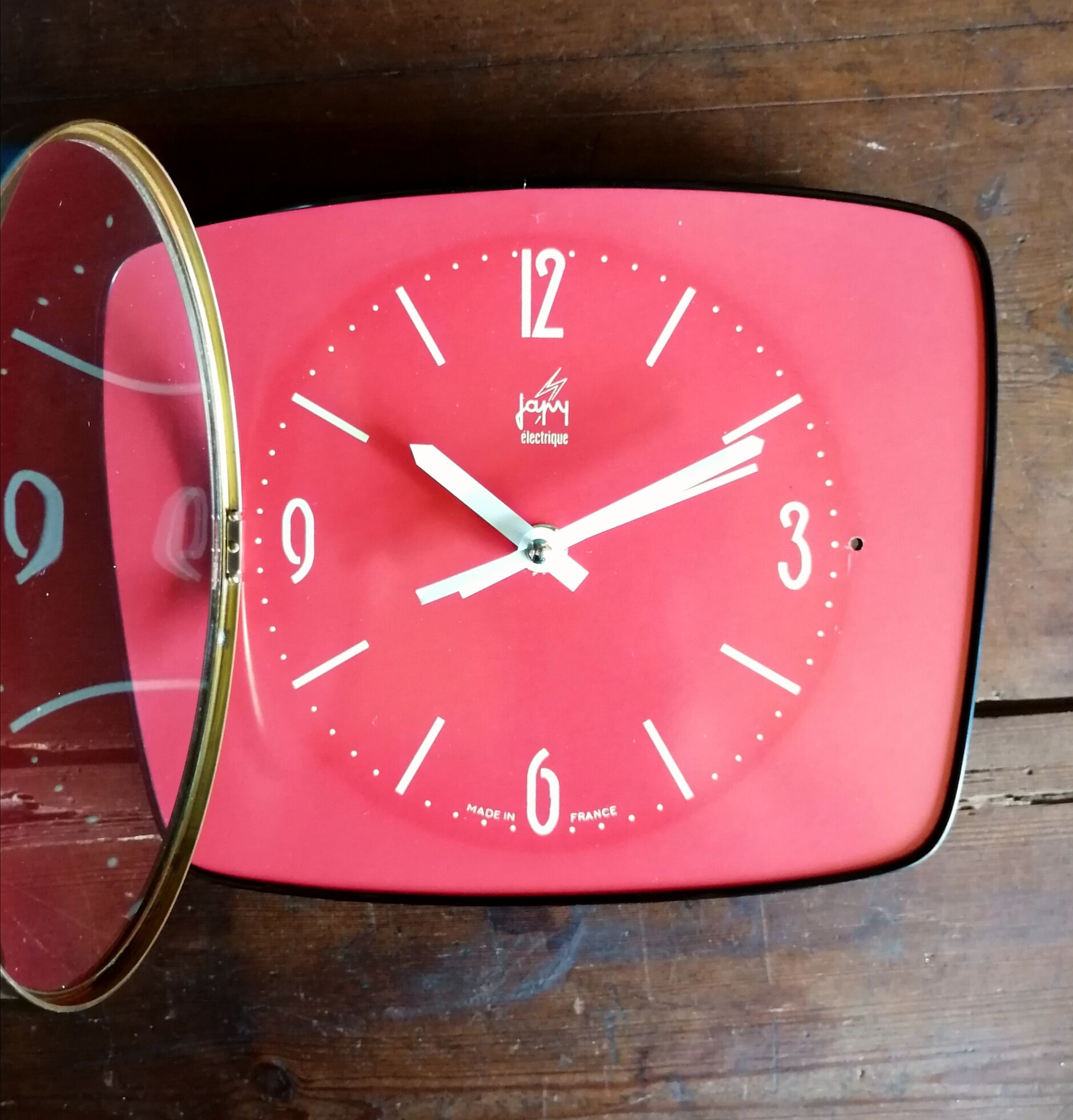 Formica vintage silent wall clock "Japy Electric Raspberry"