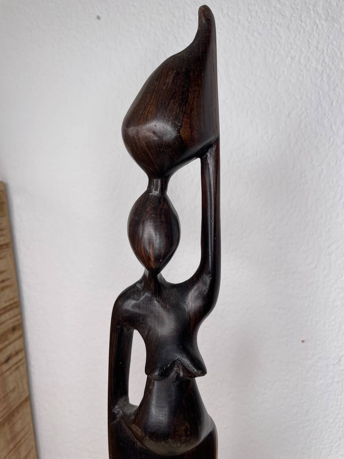 Statuette femme portant une jarre en bois 47cm