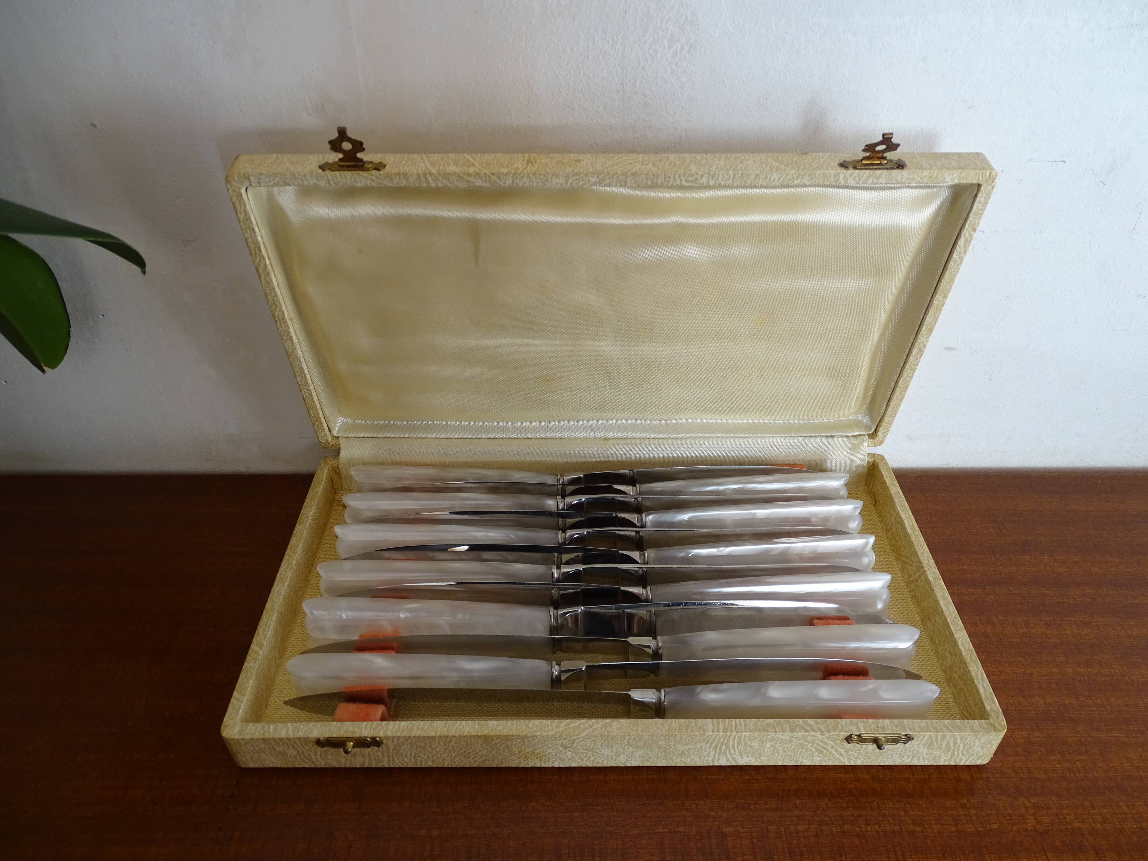 12 knives style Art Deco stainless steel in case