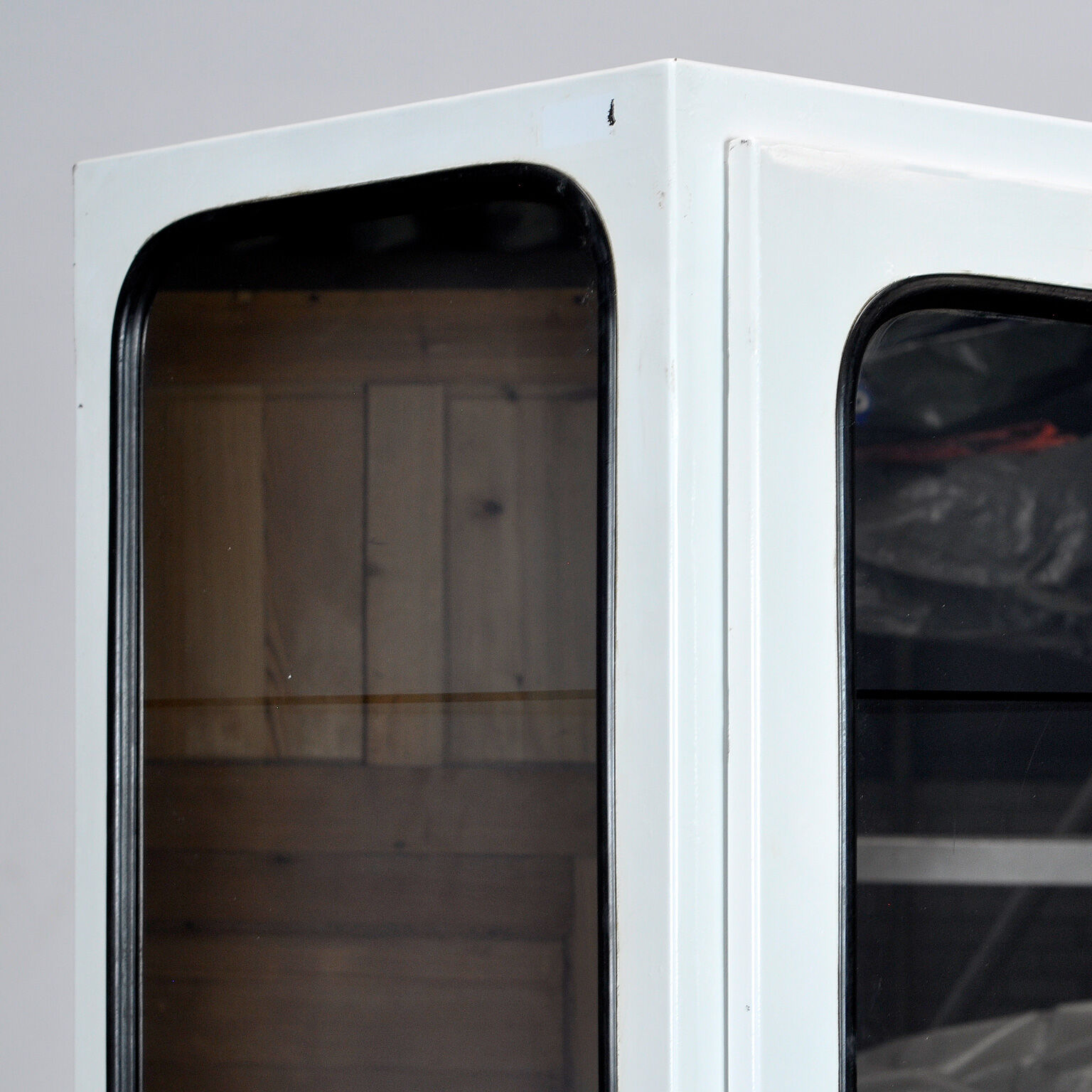 Armoire médicale vintage en fer et verre années 1970