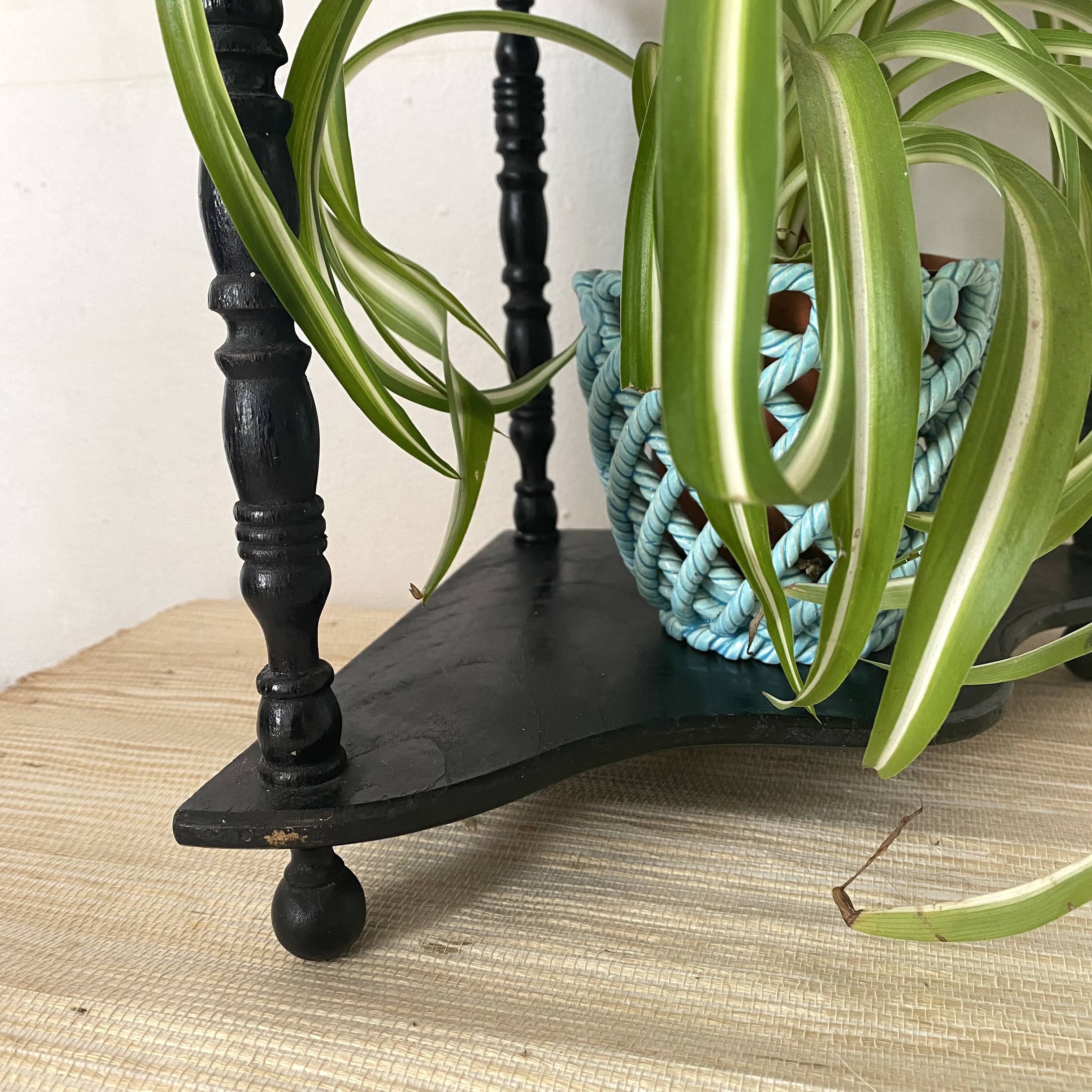 Corner shelf to place or hang in black lacquered wood