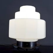 Lampe Art Déco Steamline Modern, vers 1930 – Verre opalin et fer Forgé
