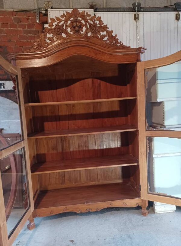 Grande armoire vitrée  et sculptée