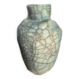Vase en porcelaine céladon craquelée forme libre