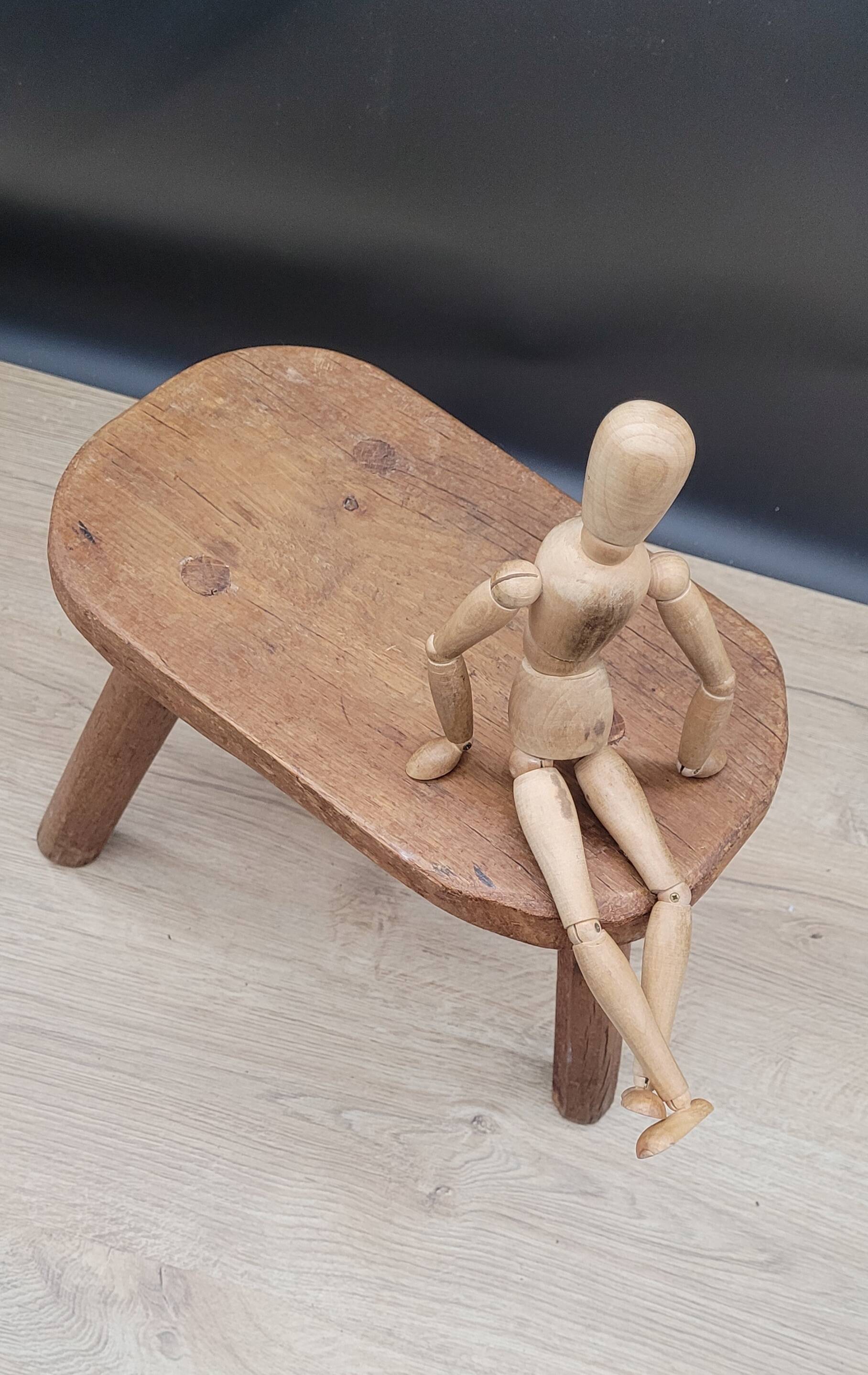 Tabouret tripode brutaliste ovale