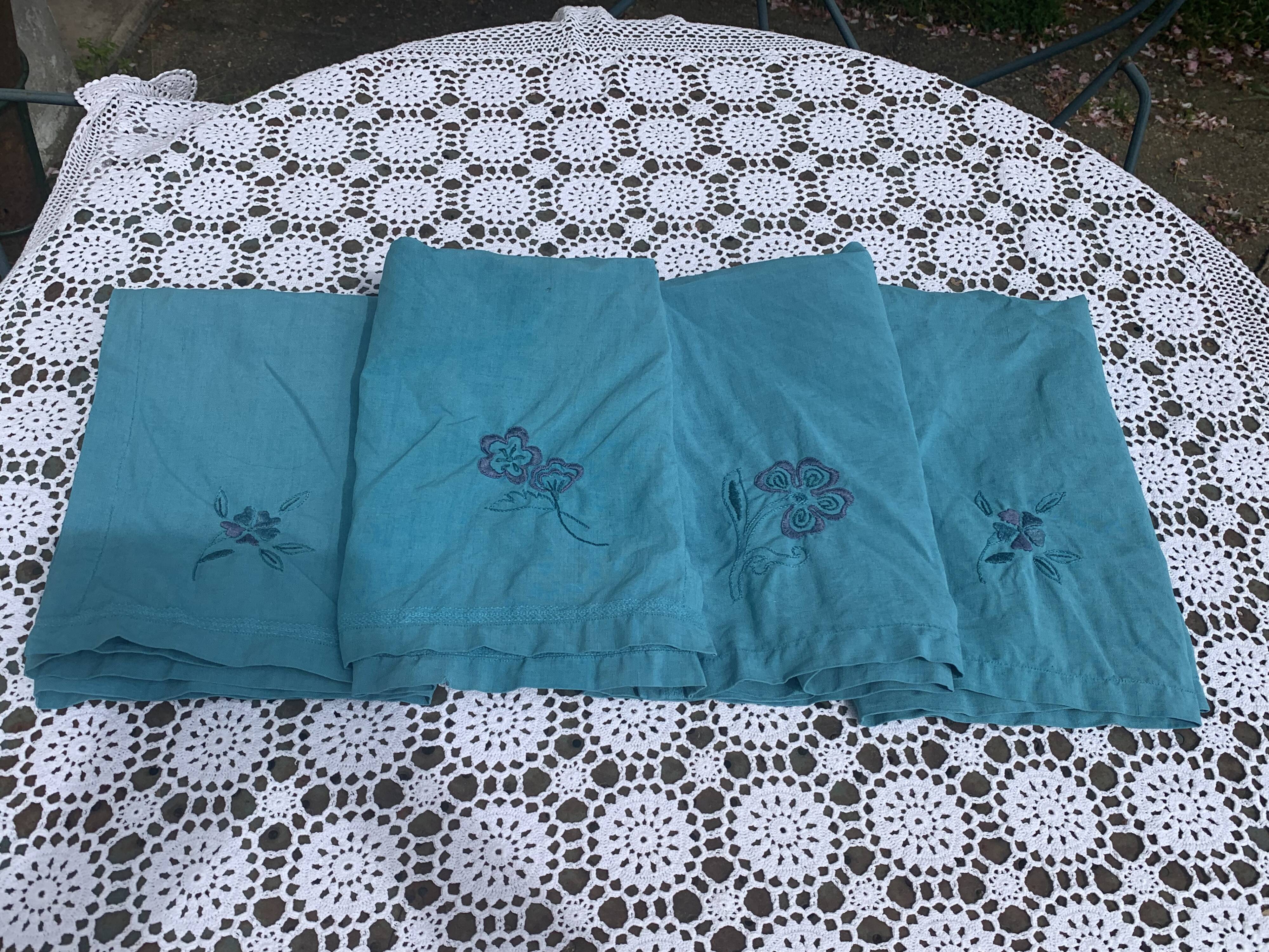 4 white linen napkins, emerald tinted, embroidered with flowers and monogrammed, old GM