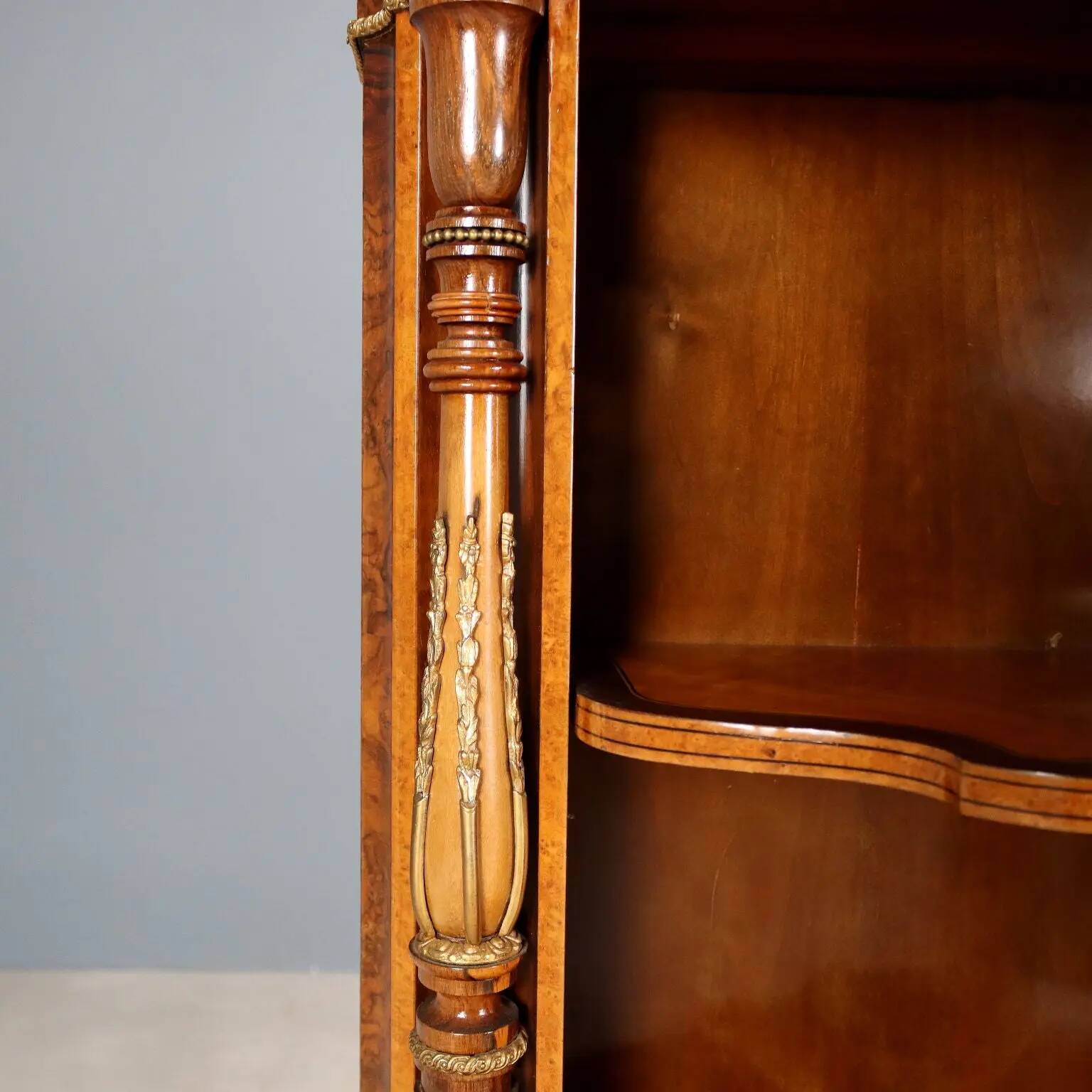 Buffet ancien en placage de loupe d’érable, Royaume-Uni, XIXe siècle