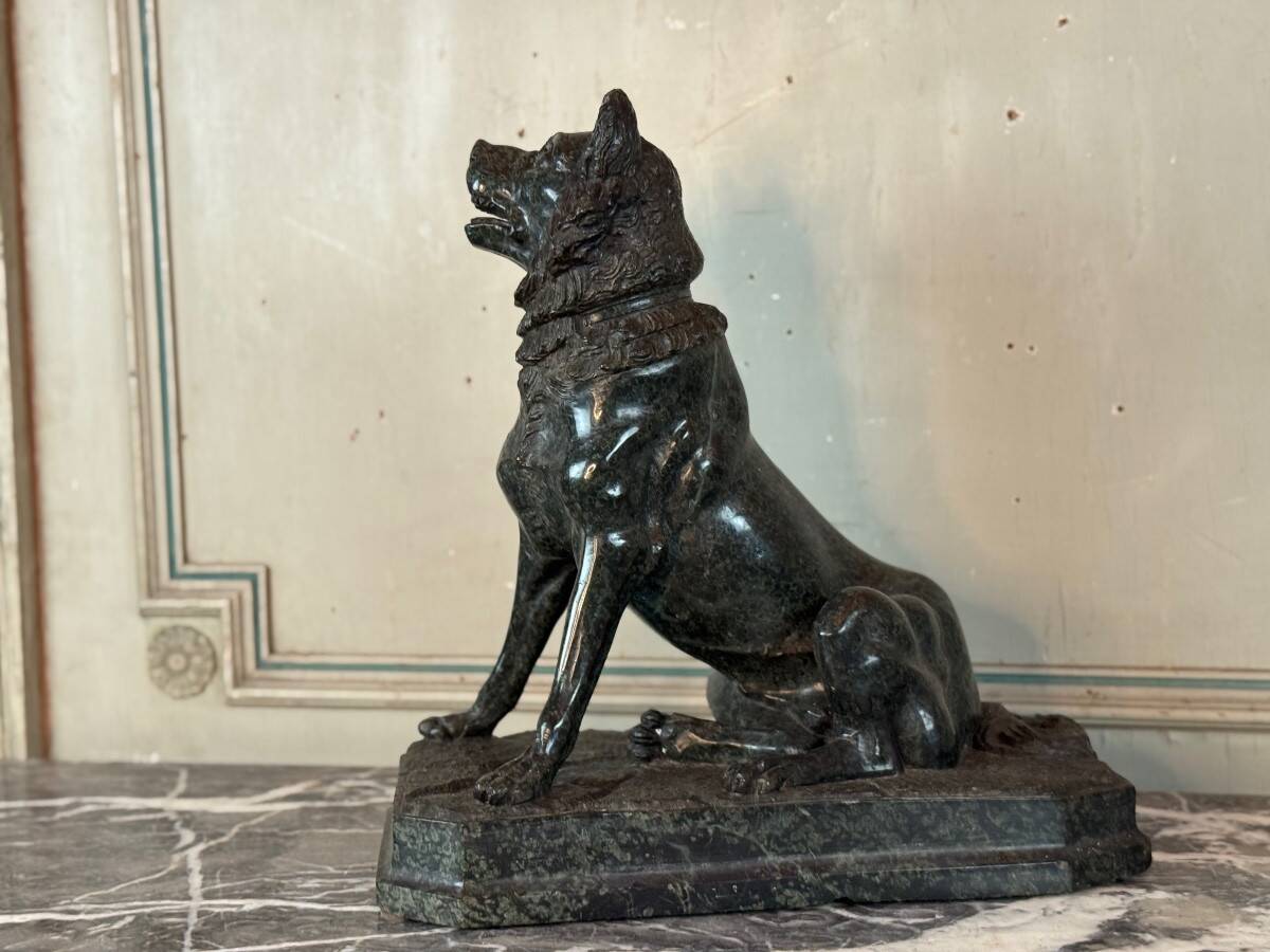 Large model of the Jennings dog in serpentine marble, memento of the Grand Tour, 19th century.
