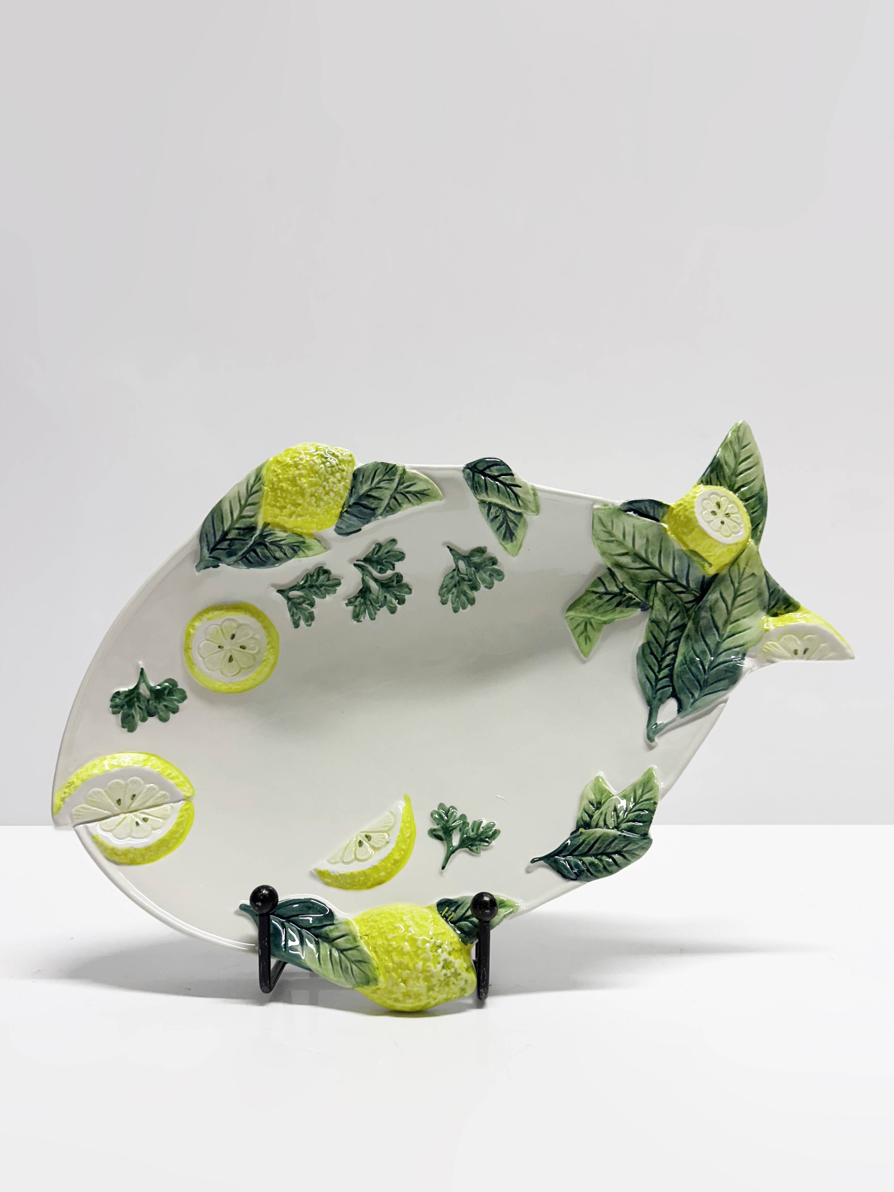 Set of 8 Italian fish plates in Barbotine ceramic.
