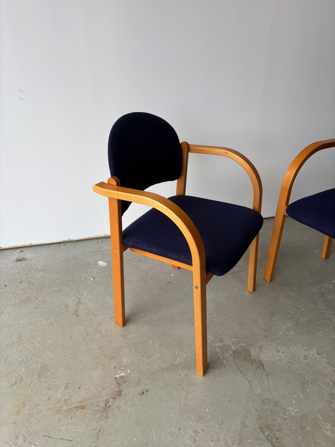 Série de deux chaises empilanle en hêtre courbé style scandinave IKEA