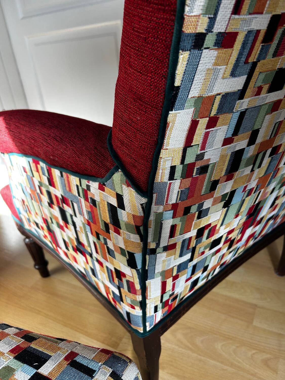 Fauteuil anglais rouge et son repose pied