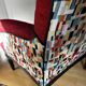 Fauteuil anglais rouge et son repose pied