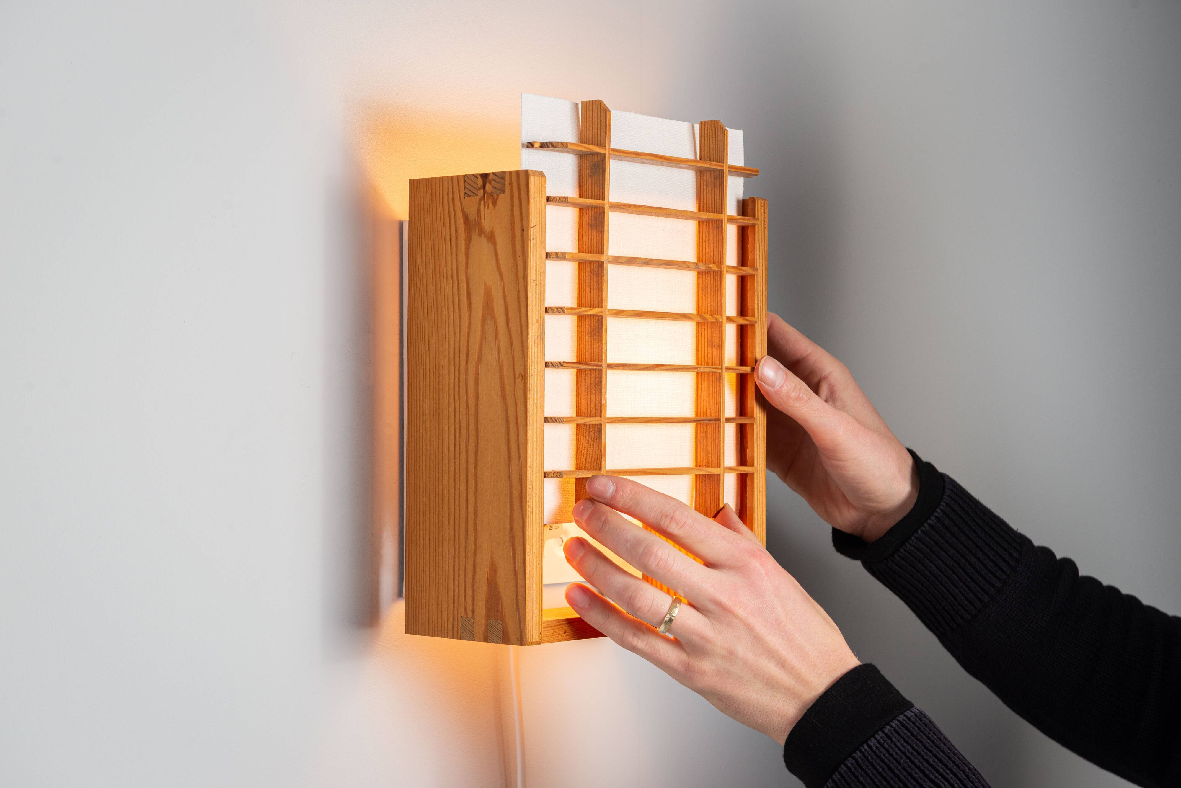 Paire de lampes murales en pin produites par Alda Sweden