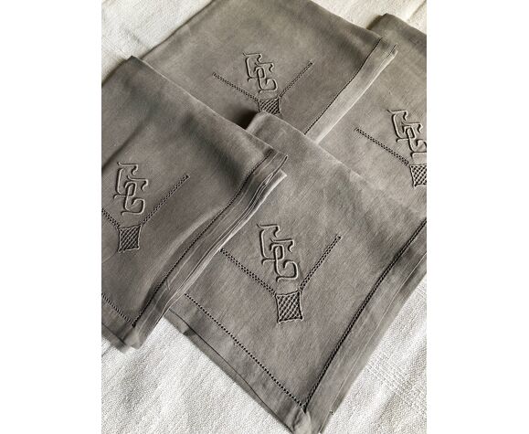 Lot de quatre serviettes anciennes en pur fil de lin brodées et monogrammées teintées en greige