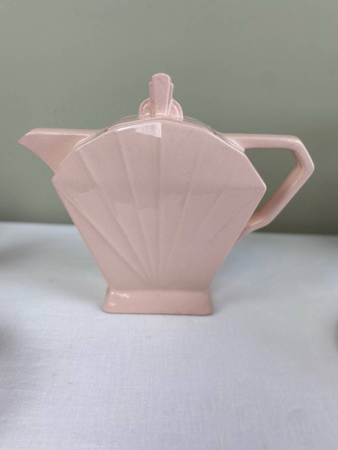 Théière art déco rose