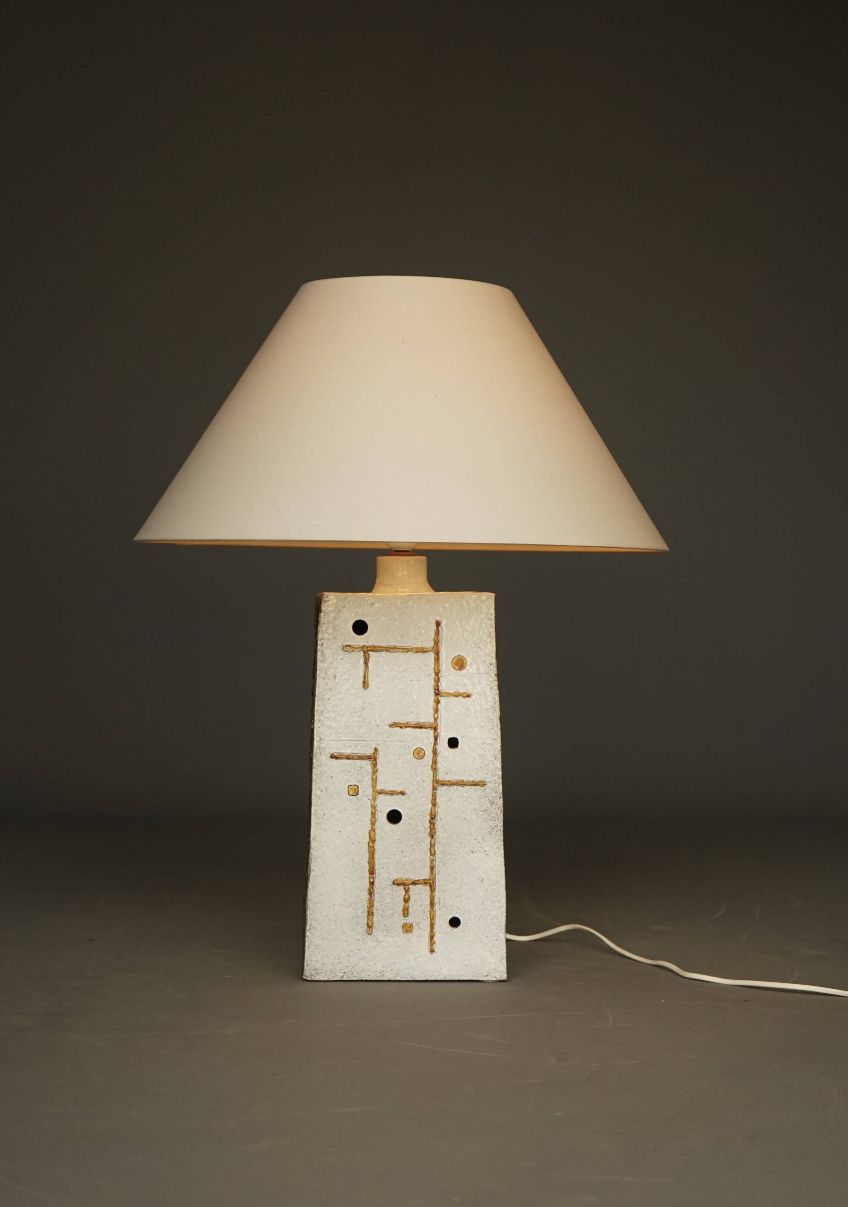 Lampe de table en céramique de style mid-century avec design abstrait, années 1970.