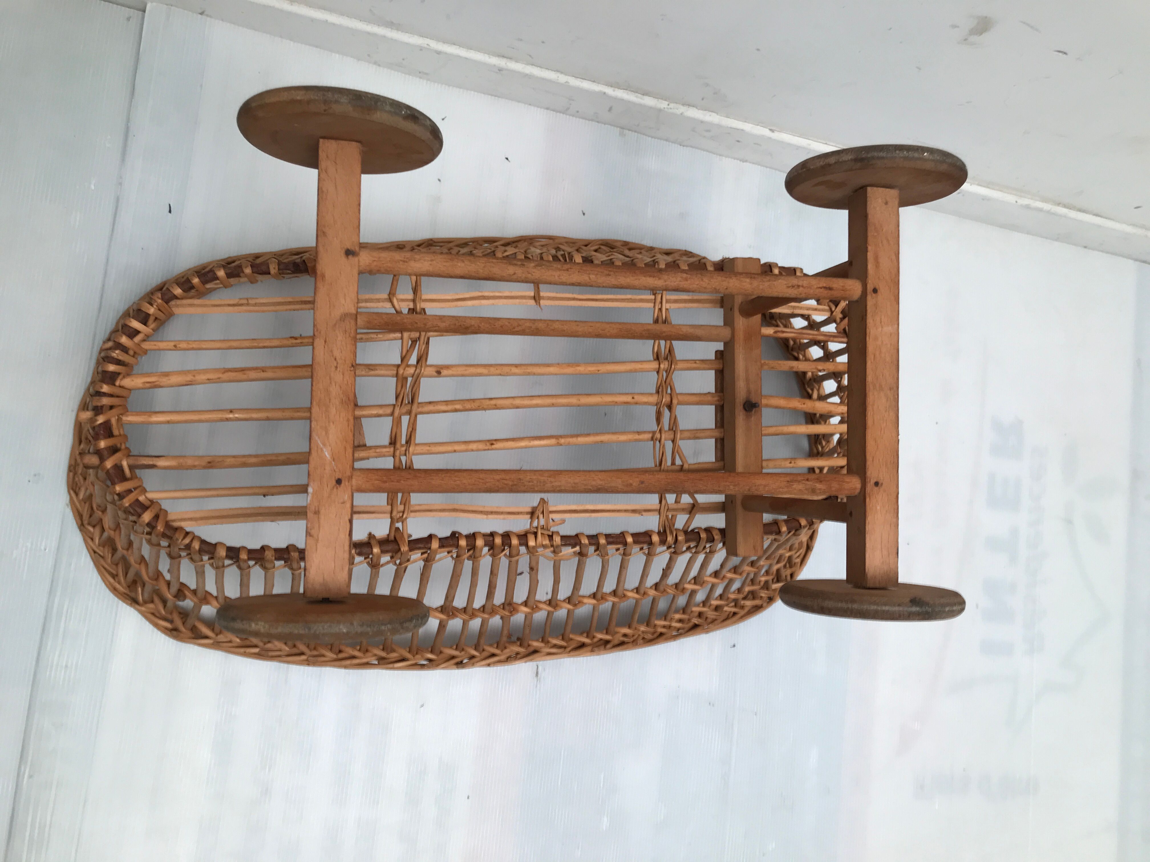 Berceau en osier pour poupée vintage