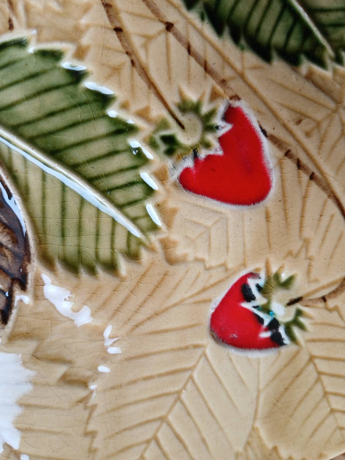 Strawberry pattern slip dish