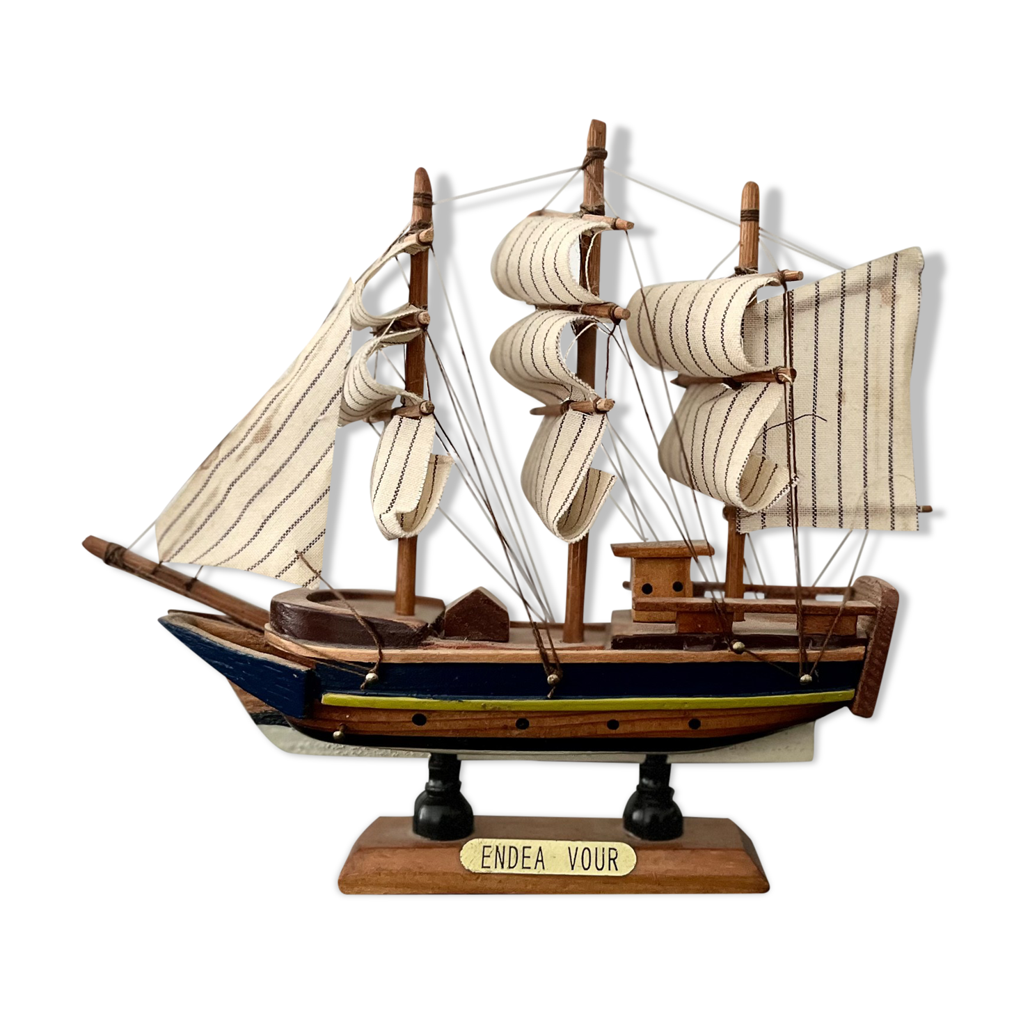 Model sailboat Endea Vour