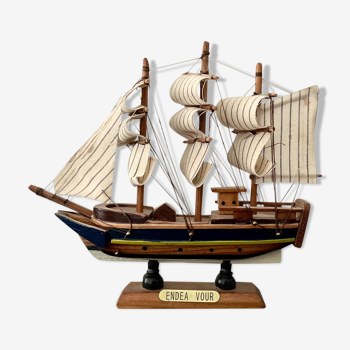 Model sailboat Endea Vour