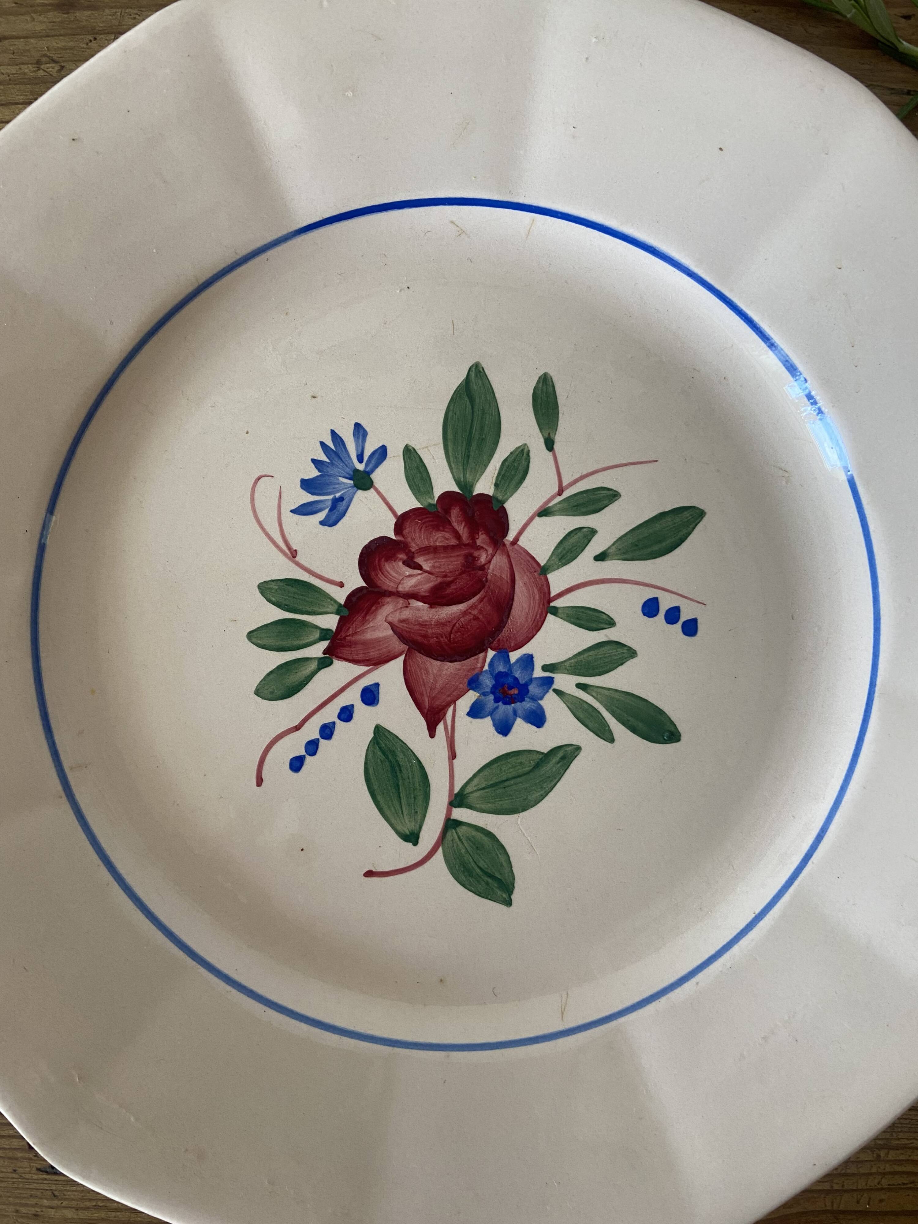 Assiette plate Digoin couleur rose, année 30/40, décor bouquet floral