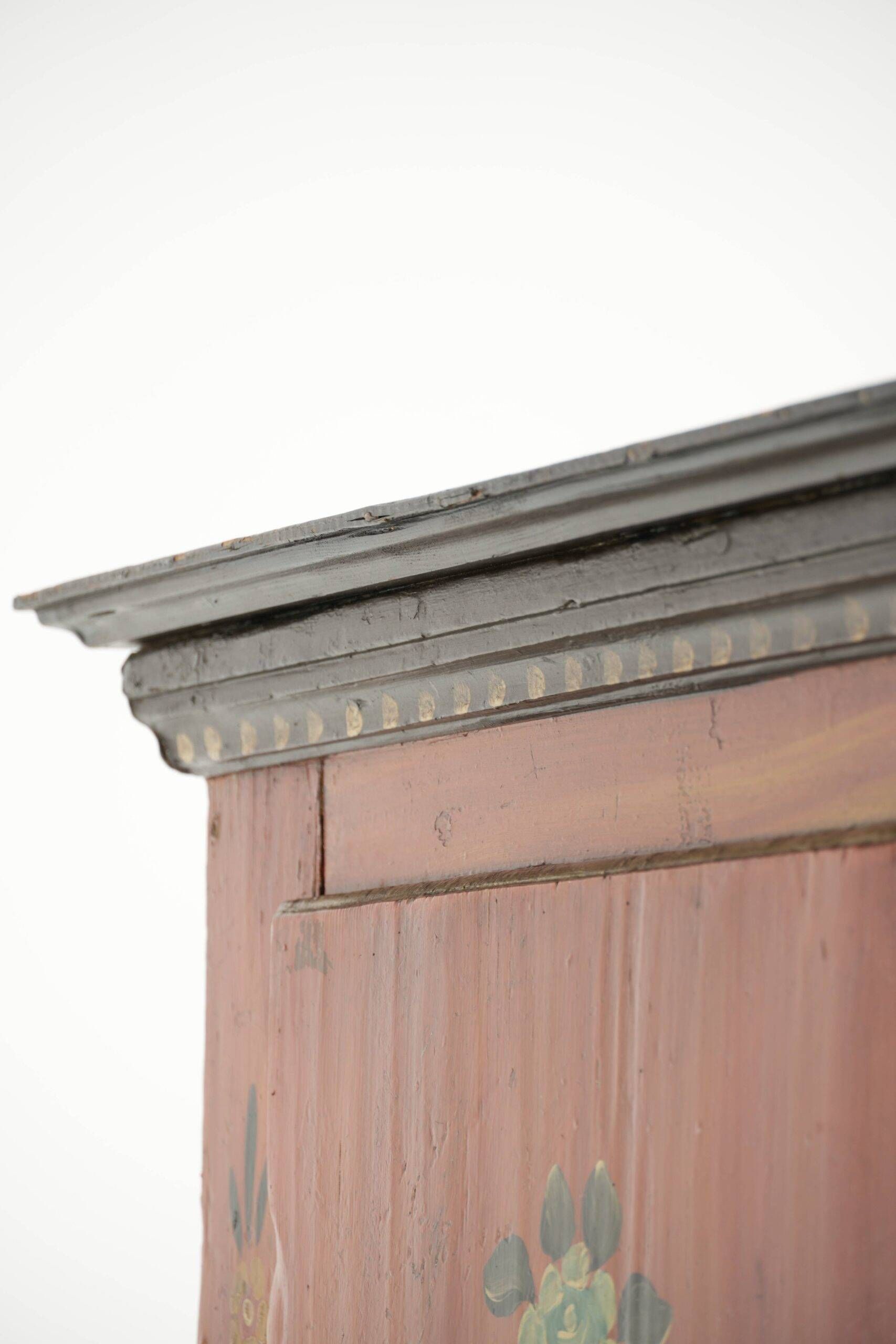 Cabinet de mariée autrichien ancien peint à la main avec une belle patine