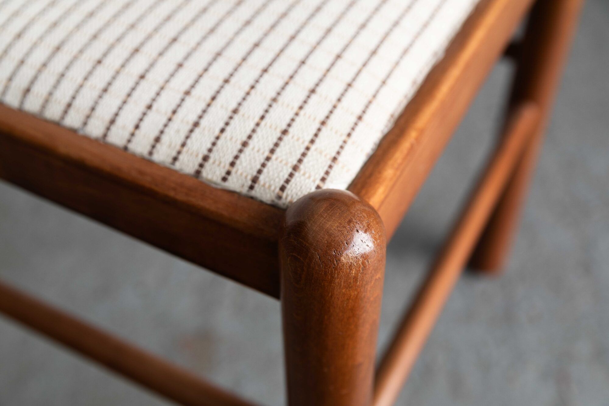 Ensemble de 6 chaises de salle à manger dans le style de Vico Magistretti.