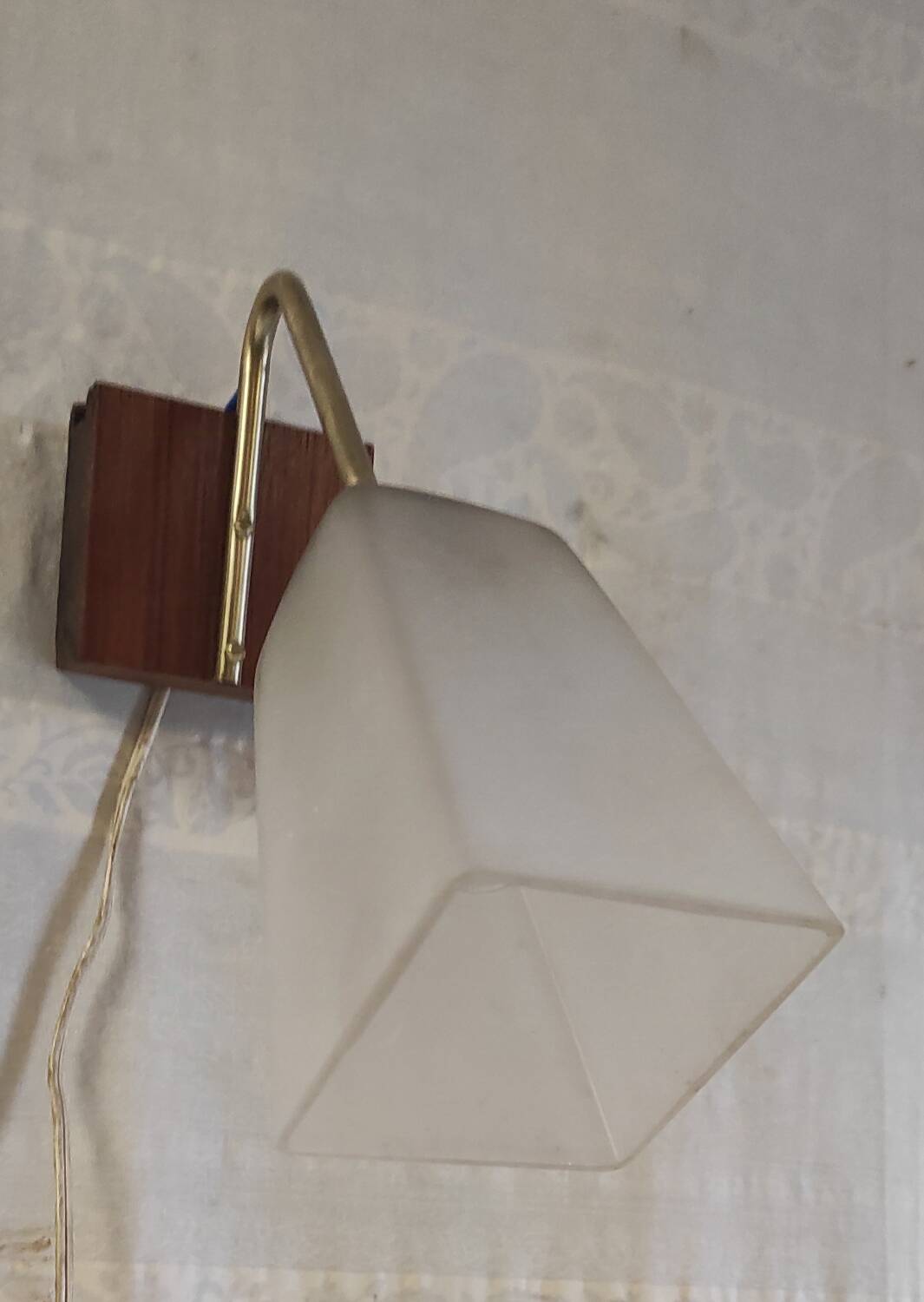 Vintage wall lights in wood, brass and glass - mid. 20th century