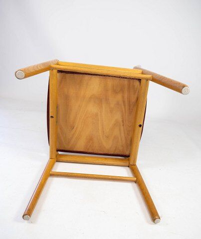 Suite of six chairs in oak and leather