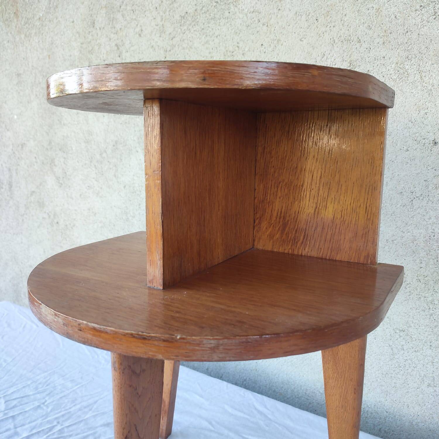 Paire de tables de chevet tripode 1950