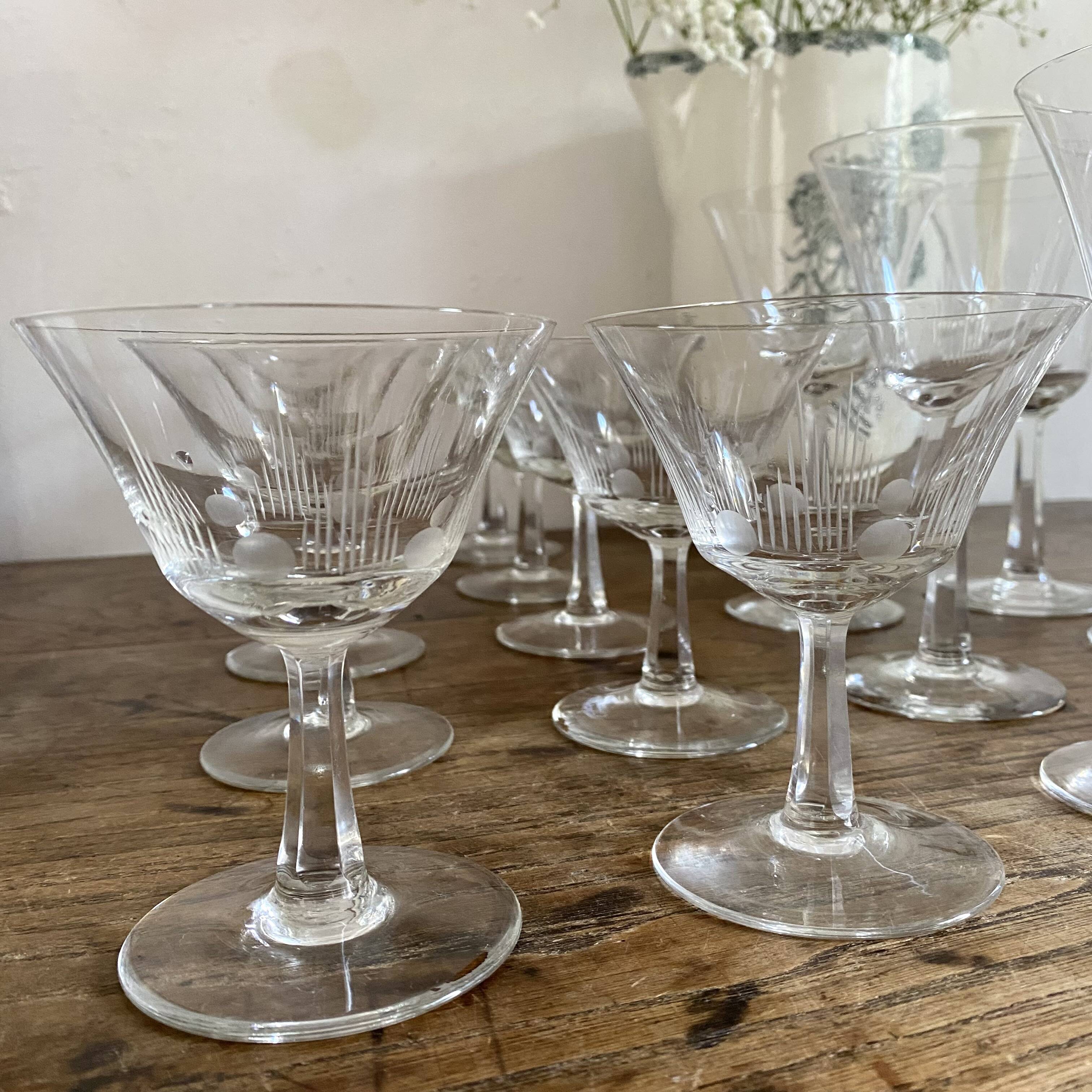 Coupes à champagne anciennes en verre gravé
