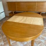 Extendable round cherry wood table