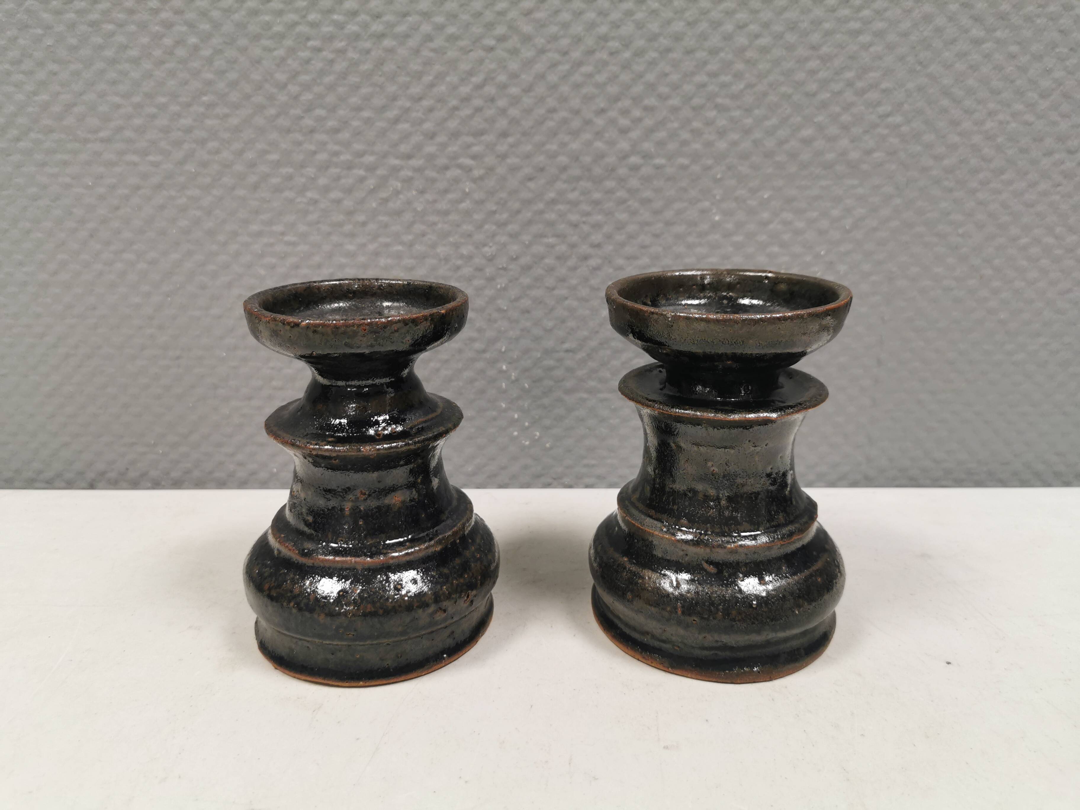 Paire de candélabres Rutsikke par la céramique danoise Lautrup des années 1980.