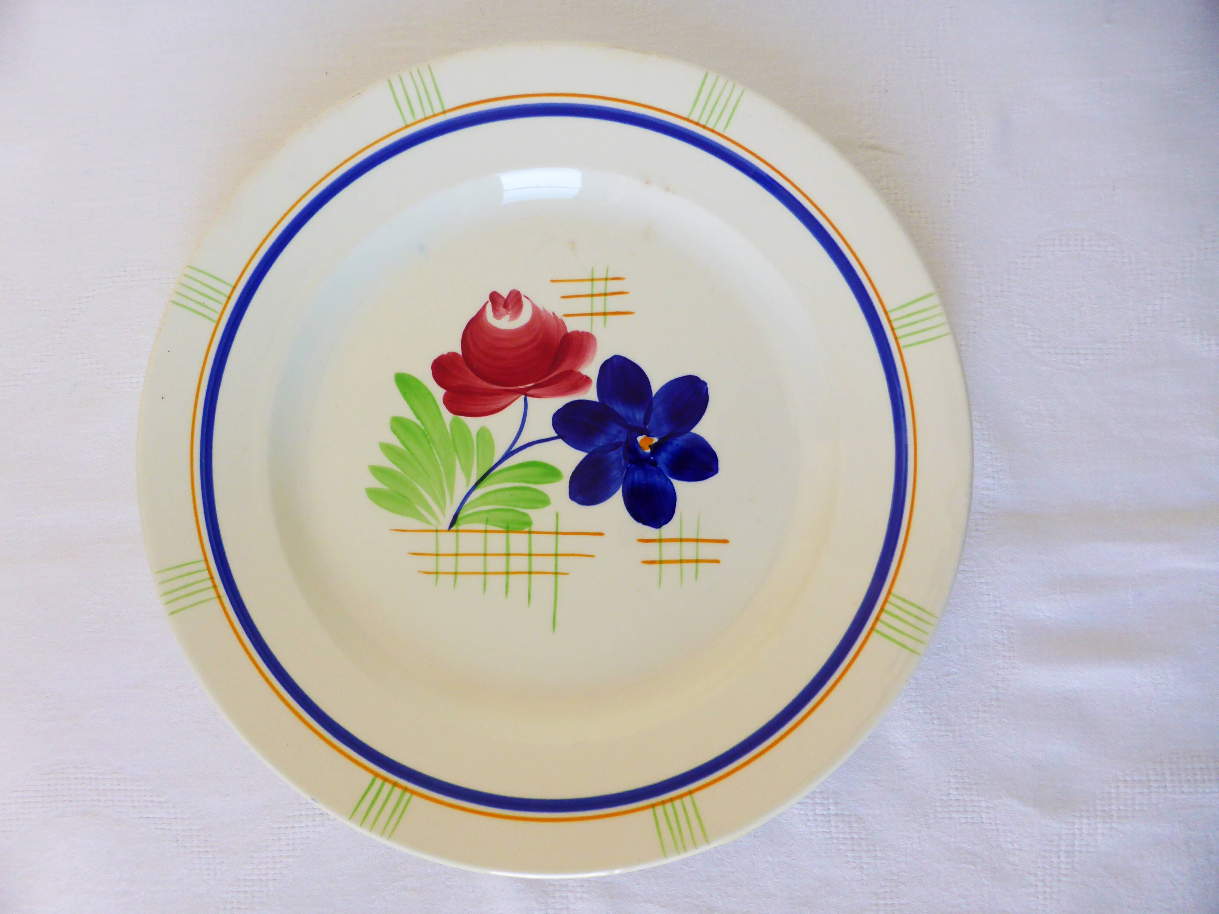 Vintage round serving dish from Gien, model Robinson 2106119.