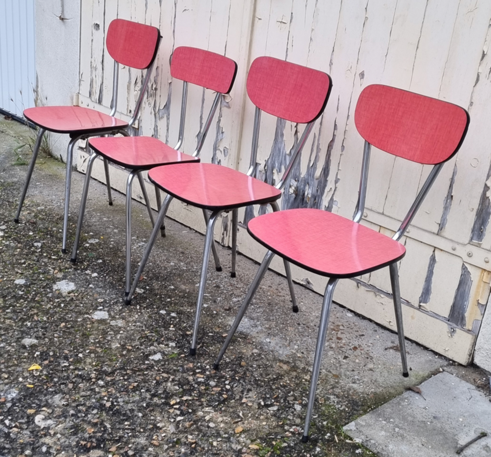 Red / pink formica table and its 4 chairs, vintage 70s.