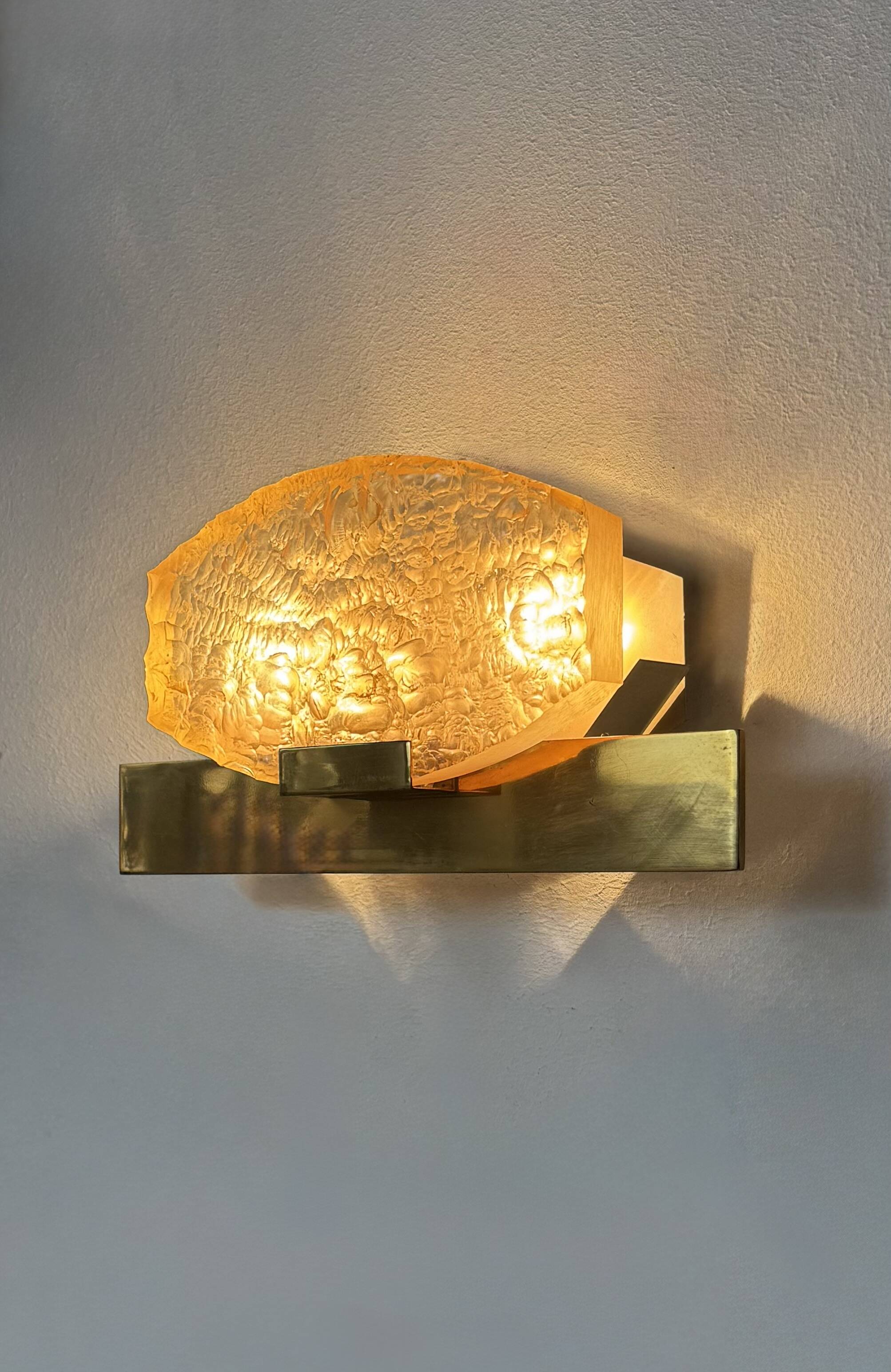 Vintage wall light attributed to Serge Mouille, brass and resin, Dallux France.