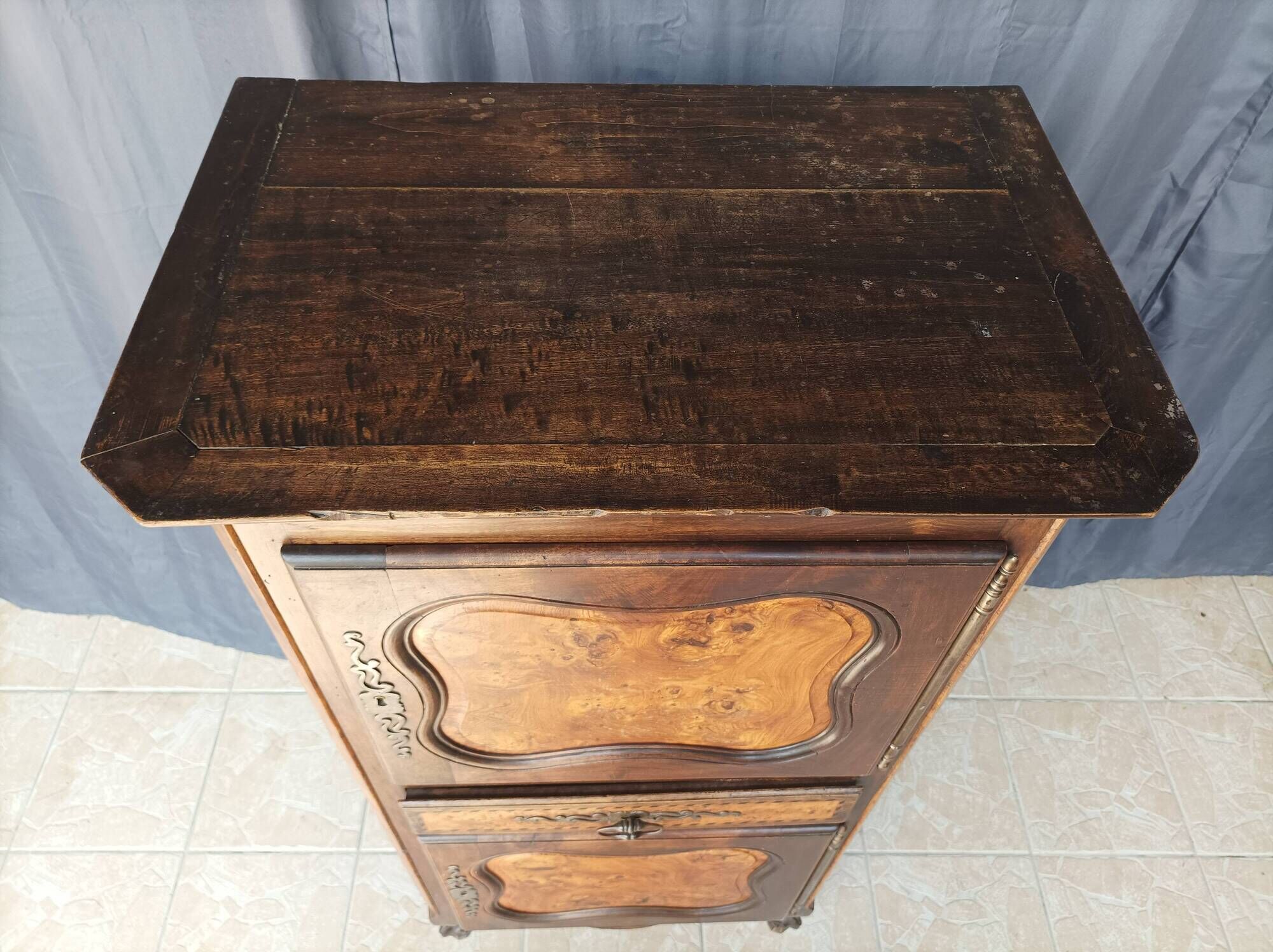Standing man Louis XV in walnut and ash burl