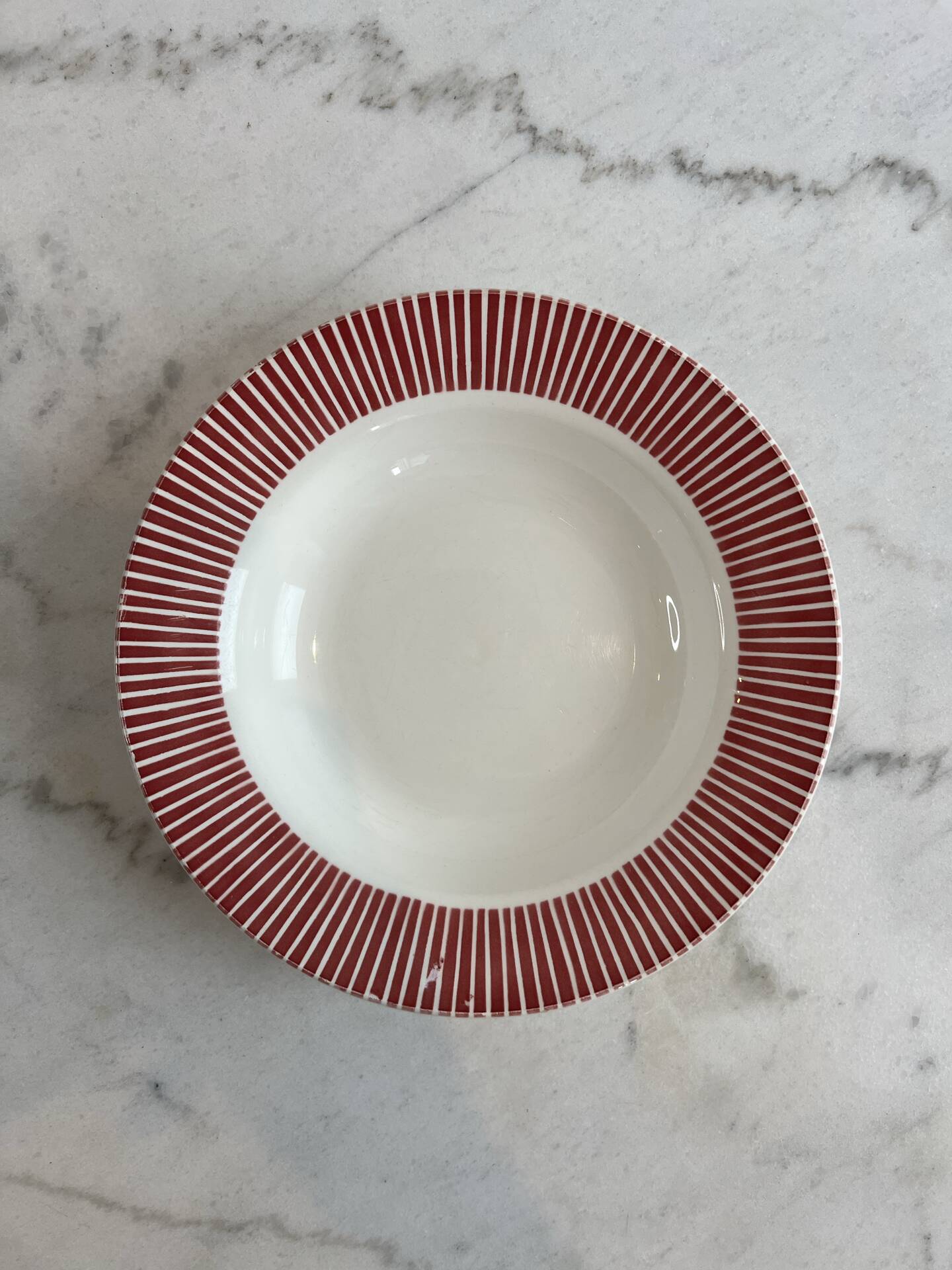 Assiette creuse Digoin Sarreguemines - modèle 9592 rayures rouge borde