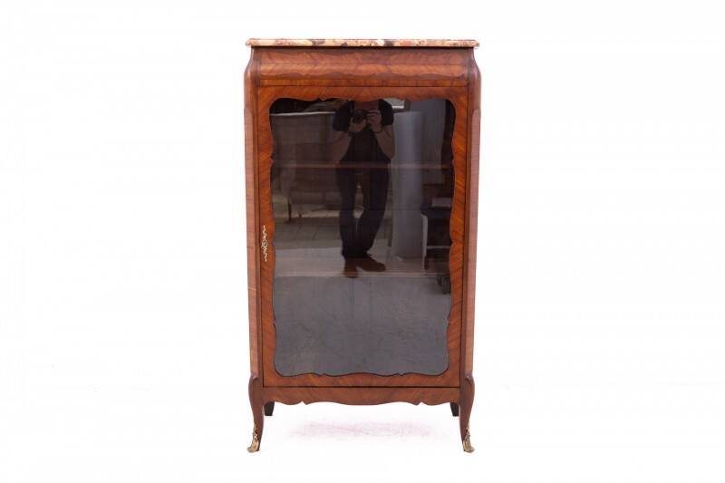 Small antique French display cabinet from around 1910. After renovation.