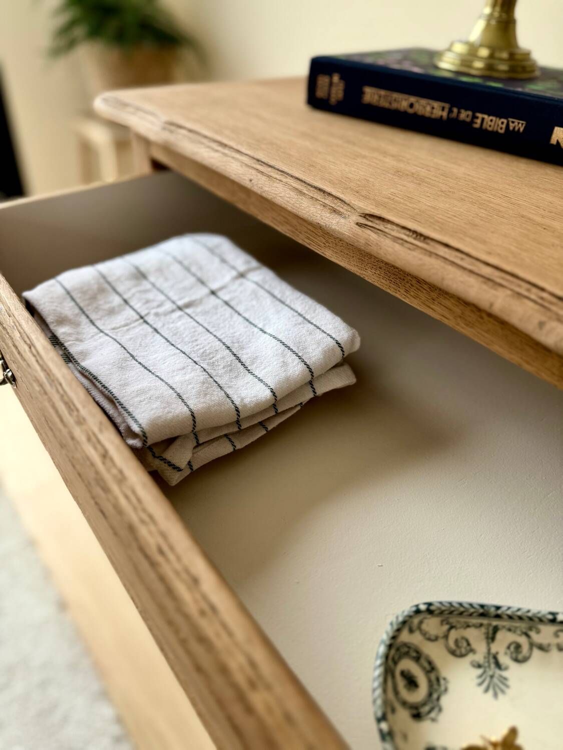 Beautiful renovated wooden chest of drawers - 4 drawers