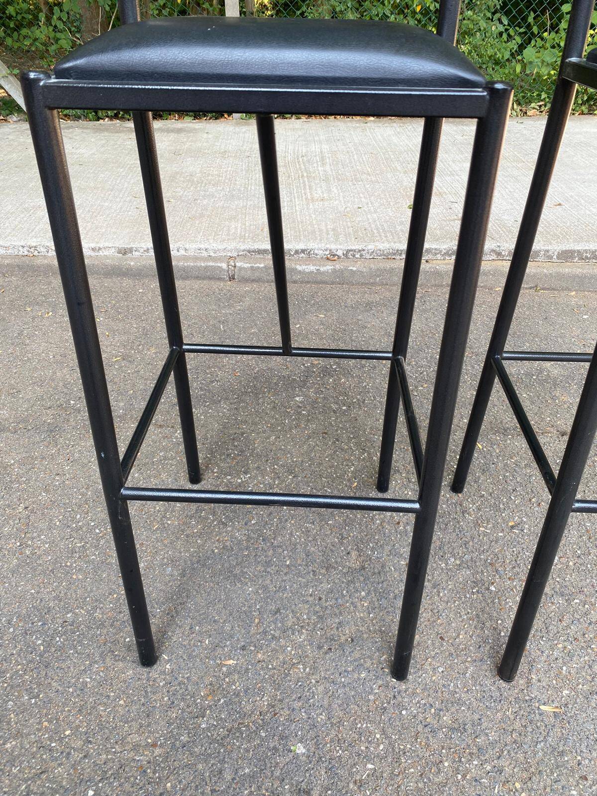 2 Italian Calligaris bar stools 1990 steel and black leather 80cm