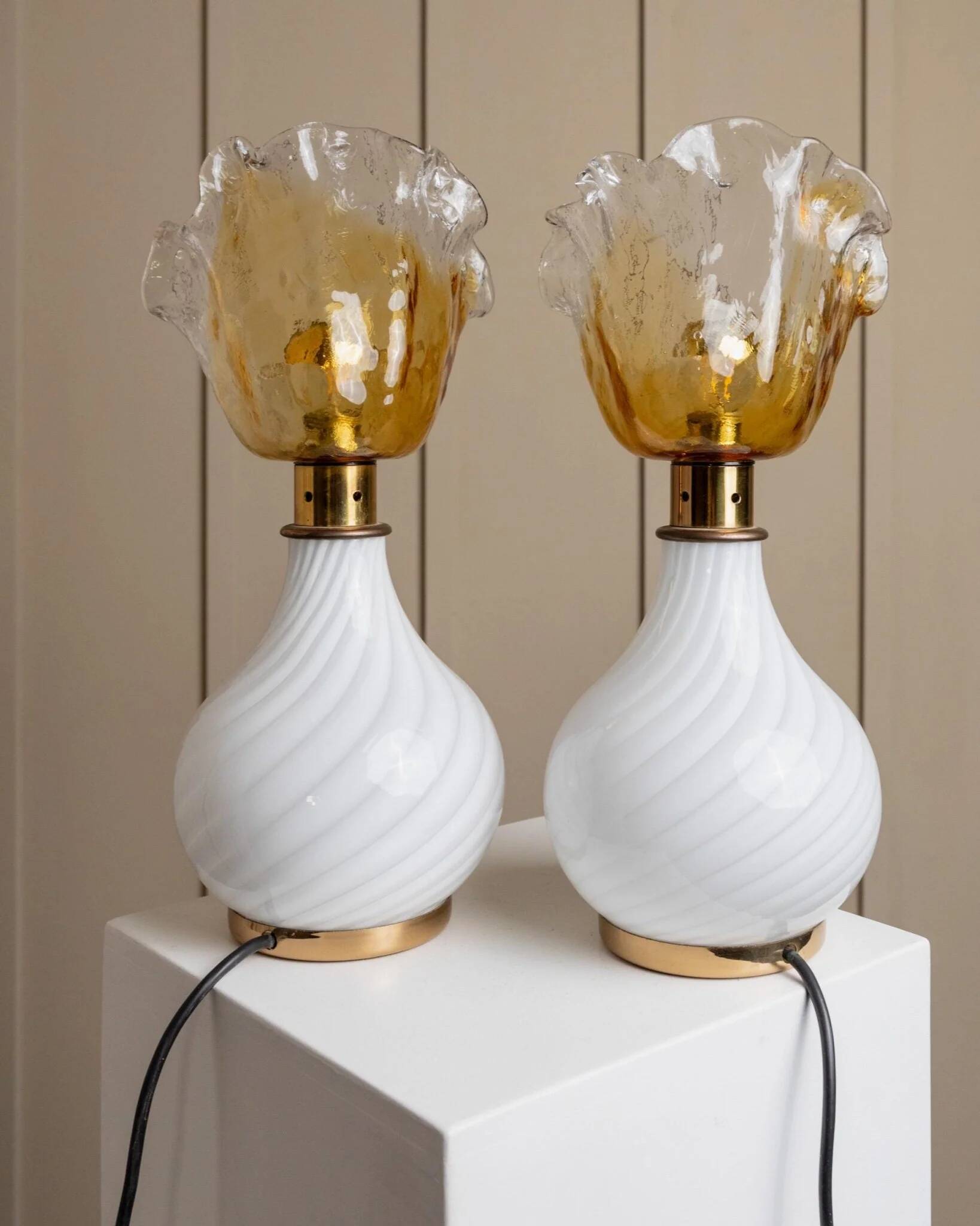 Pair of vintage Murano glass table lamps - flower-shaped shades, twisted glass, brass details - Italy 1970s - unique bedside lamps, elegant gift