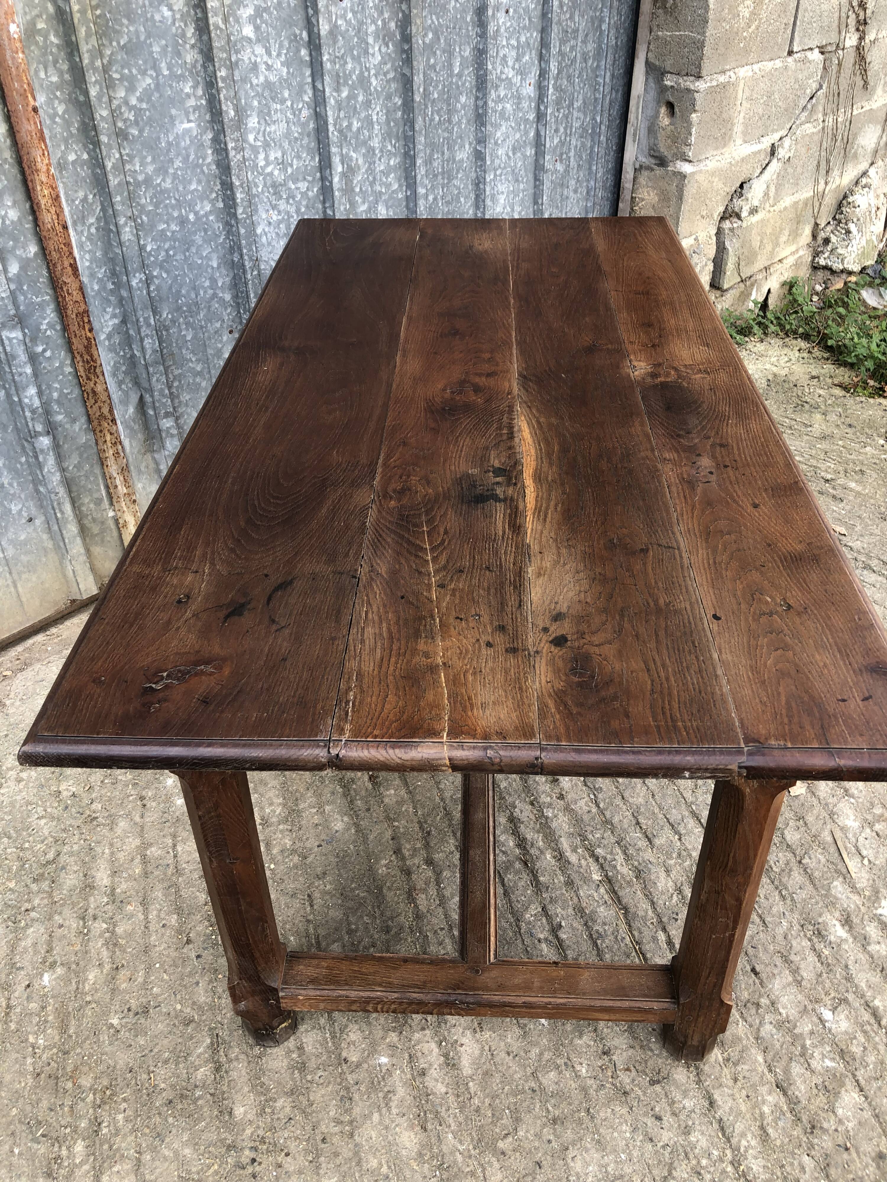 Table ancienne à barre à chat en chêne massif avec 2 tiroirs de face.