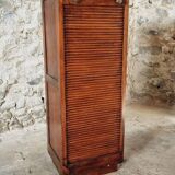 Armoire à rideau vintage en chêne français – meuble de rangement des années 1920 avec 12 étagères fixes et ferrures en laiton (42 × 38 × 118 cm)