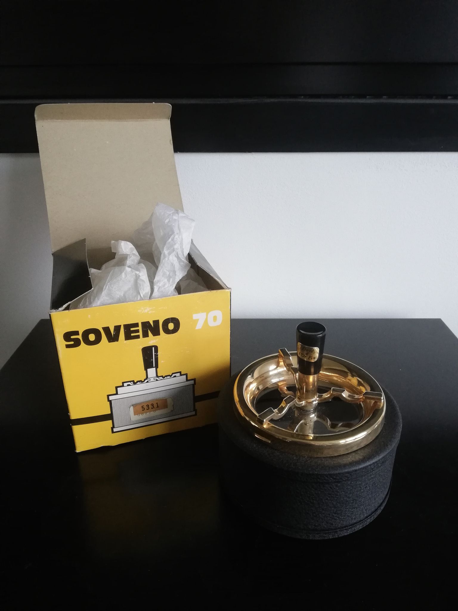 Cendrier noir et métal doré à l'or à roulette Soveno