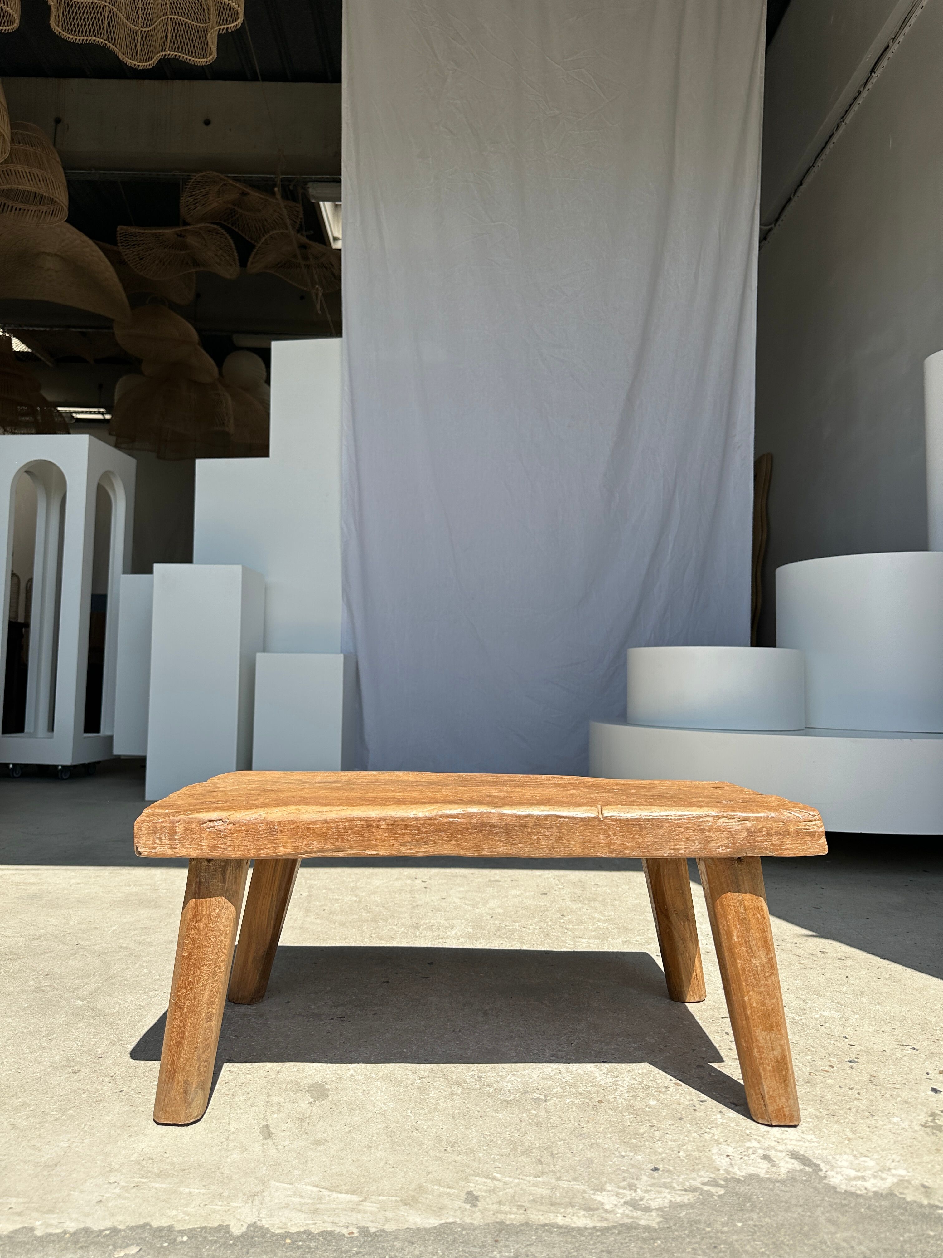 Coffee table in blond teak quadripod