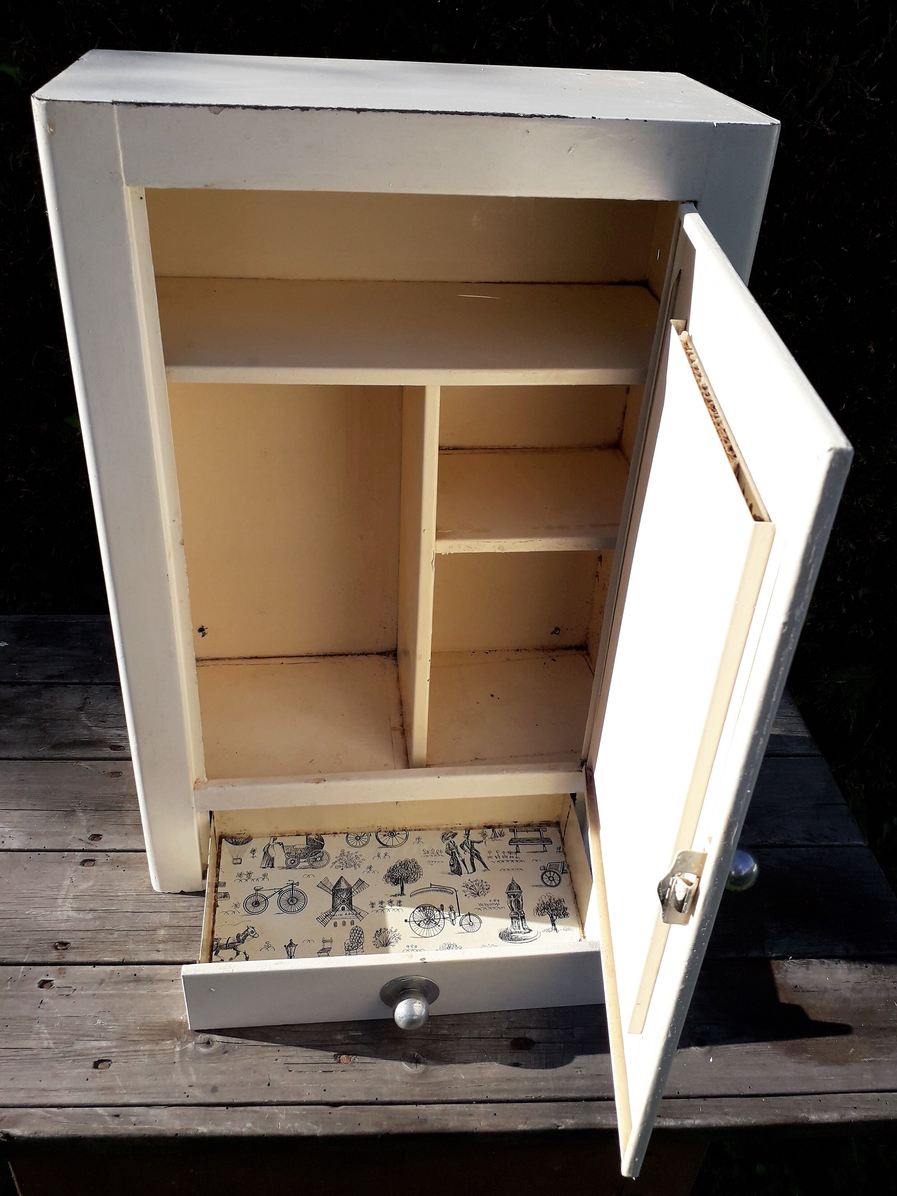 Old bathroom wardrobe in sheet metal of the 50s